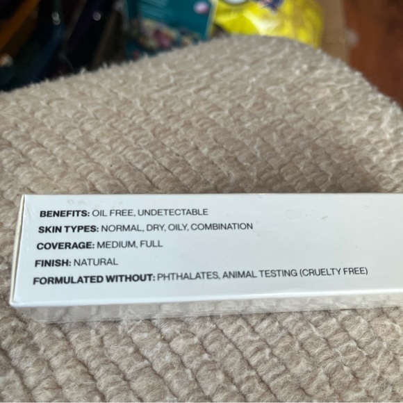 Hide Premium Invisible Oil-Free Foundation in Shade Linen. 30ml. New Sealed! - Picture 4 of 5